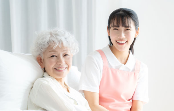 介護士と利用者が並ぶ